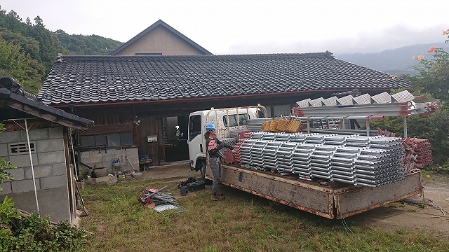 中川村にて、ミサワホーム築20年　屋根の塗装工事を行います。　足場と洗浄作業