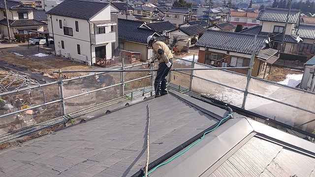駒ケ根市にてコロニアル屋根の塗装をします。タスペーサーと下塗り作業開始