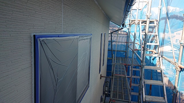 駒ケ根市　外壁屋根塗装工事　遮熱塗料の屋根下塗り作業開始！