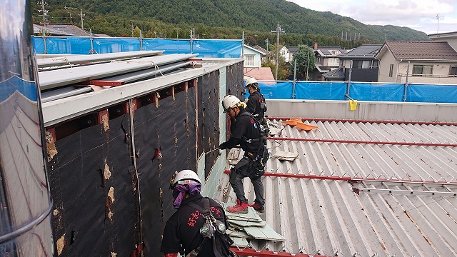 上伊那郡宮田村　工場の屋根カバー工事と外壁の防水シート貼り