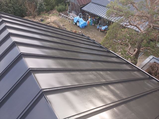 長野県下條村トタン屋根中塗り1