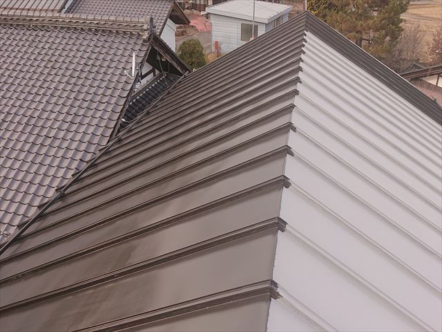 長野県下條村トタン屋根中塗り3