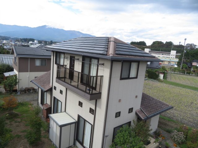 伊那市　ミサワホームで建てたお宅、コロニアル屋根の激しい塗膜の剥がれを確認しました