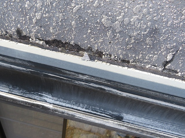 手すり下端付近の浮き・欠けが見える状態