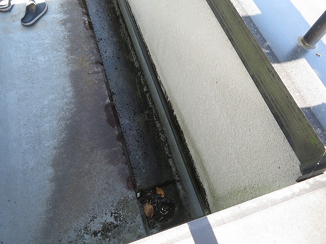 ベランダ床際の汚れ・堆積と水が集まりやすいライン