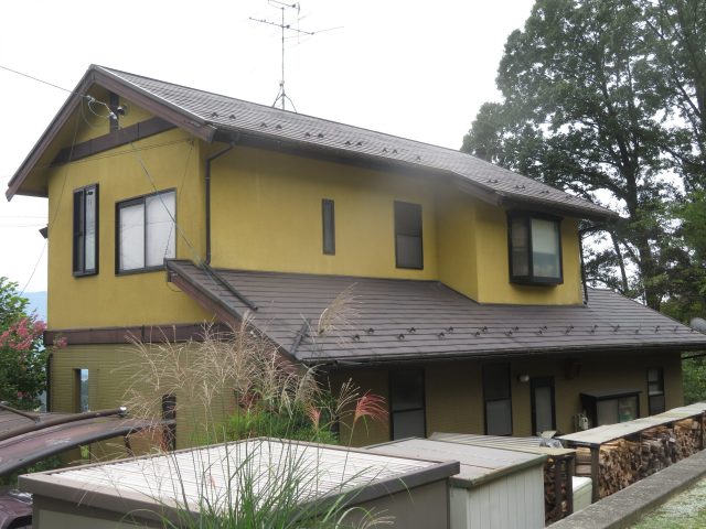 箕輪町にお住まいのみなさまへ　苔の発生したコロニアル屋根と外壁が破損したお宅に点検に伺いました