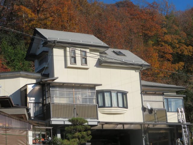 飯田市でトタン屋根とモルタル外壁の塗装を行います。無料点検のようすです