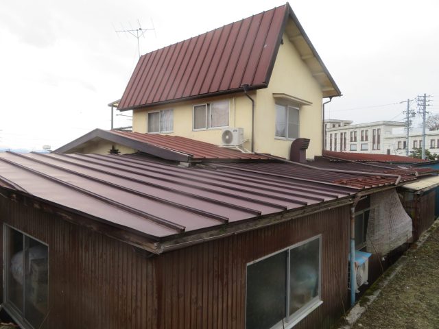 飯田市で行うトタン屋根塗装前の、無料点検のようすです