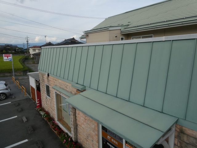 飯田市で屋根の経年劣化がでている簡易郵便局さんの屋根を塗装しました。
