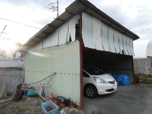 飯田市内で、雨漏りしていた車庫の屋根改修工事をおこないました