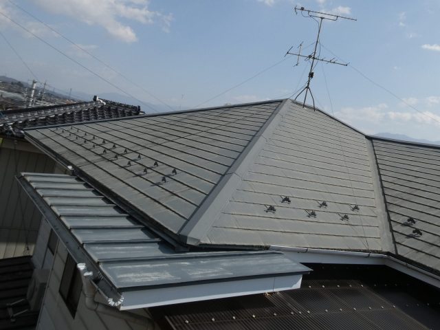 コロニアル屋根の劣化に悩んでいるお客様、飯田市松尾で屋根無料点検をおこないました
