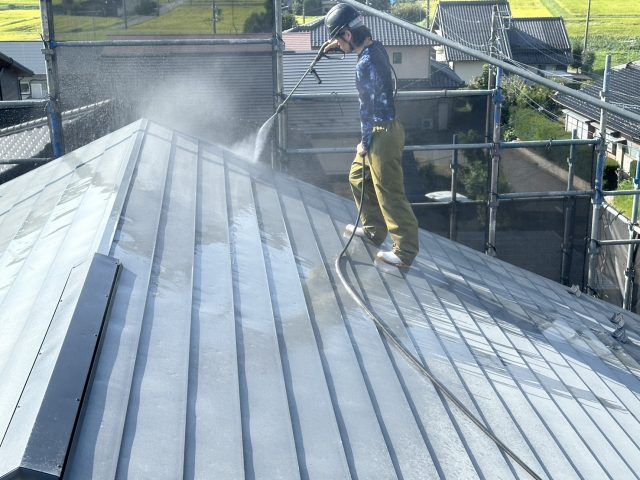 上伊那郡宮田村　築17年になるサンワホームで建てたお宅の屋根塗装工事が着工しました