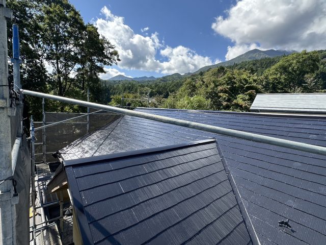 箕輪町にお住まいのみなさまへ　苔の発生したコロニアル屋根の塗装工事を行いました