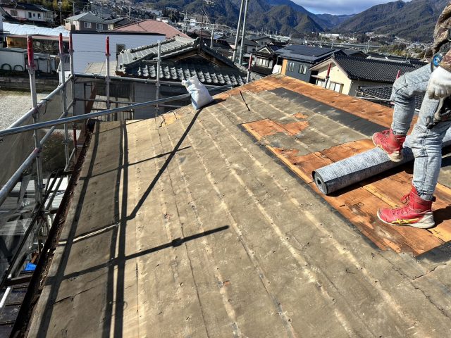 飯田市の中古住宅にて瓦屋根の葺き替え工事中。ルーフィングの様子からお伝えします