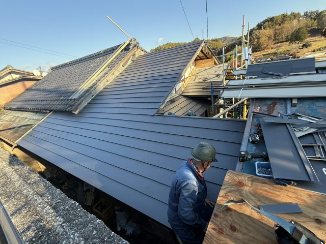 下條村S邸SGL鋼板屋根材横葺き