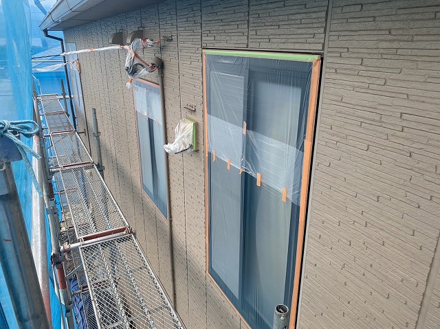 長野県駒ヶ根市　外壁と屋根の塗装工事　外壁下塗りと中塗り作業