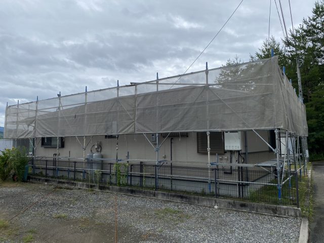 飯田市川路S様宅で雨漏りしていたコロニアル屋根の工事で仮設足場の組立をおこないました