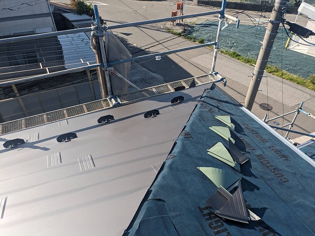 駒ヶ根市　セキスイハイムで建てたお宅の屋根にSGL鋼板で屋根カバー工事を行いました