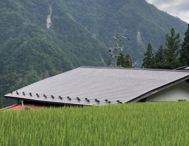 飯田市南信濃で瓦屋根をガルバリウム鋼板の屋根に葺き替える工事を行いました。ー瓦撤去～完成まで