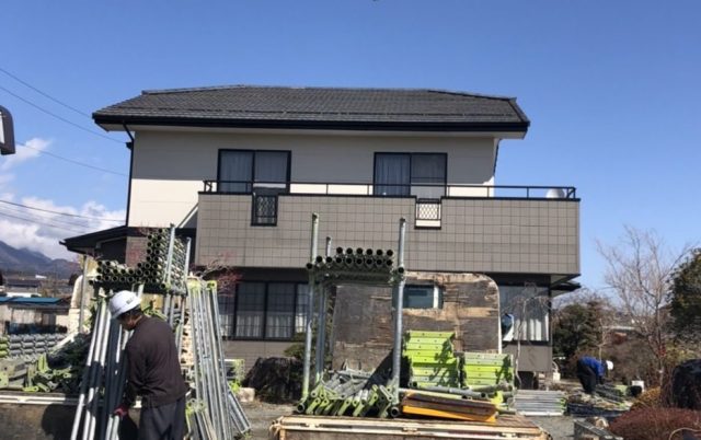 松川町でセメント瓦屋根の塗装工事がはじまりました