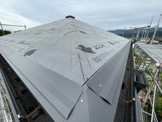飯田市毛賀　強風で外れてしまった屋根を屋根カバー工法工事にて屋根リフォームをおこないました