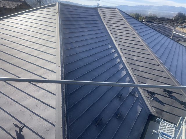 飯田市桐林で施工していたコロニアル屋根のカバー工法が完成しました
