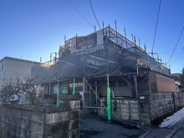 飯田市で中古住宅の屋根と外壁の工事を行います。まずは足場の設置から
