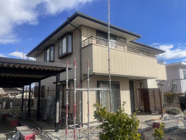 飯島町でおこなっているコロニアル屋根カバー工法工事の作業の続きをご紹介します