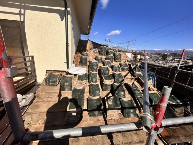 飯田市の中古住宅リフォーム工事、1階の屋根葺替え工事が始まりました