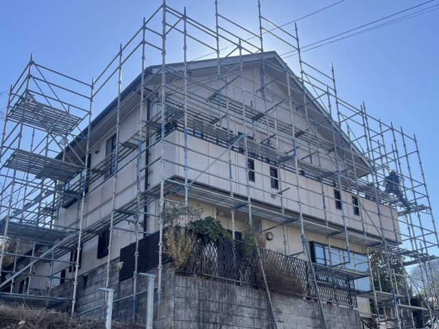 飯田市内で施工中のパナホーム屋根のカバー工法工事が完成間近となりました。作業の続きをご紹介します