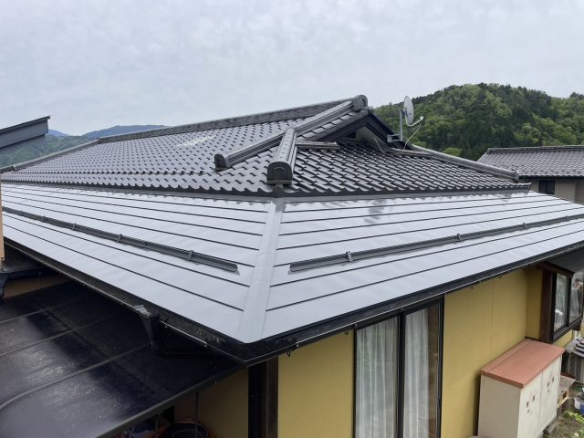 下伊那郡阿南町K様宅で暑さ軽減を期待できる、遮熱塗料を使って屋根塗装工事をおこないました