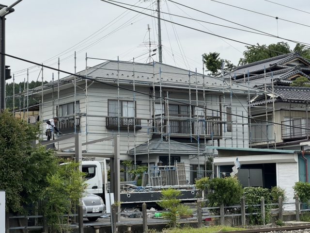 飯田市松尾で劣化したコロニアル屋根にSGL鋼板を使って屋根カバー工事をおこなっています