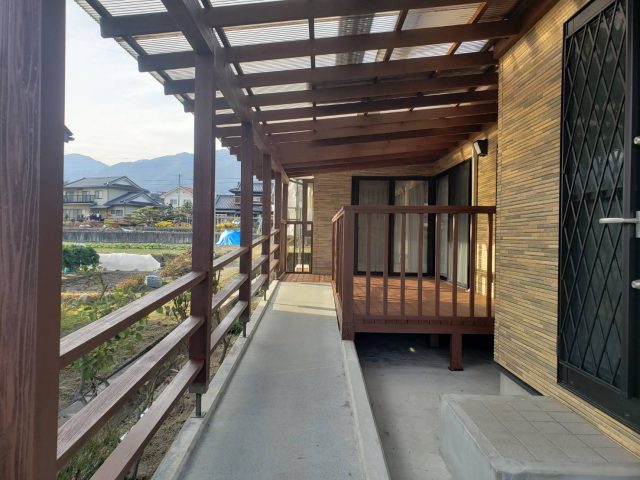 飯田市　K様邸で、屋根塗装に引き続きクリヤー塗料で外壁塗装を行いました