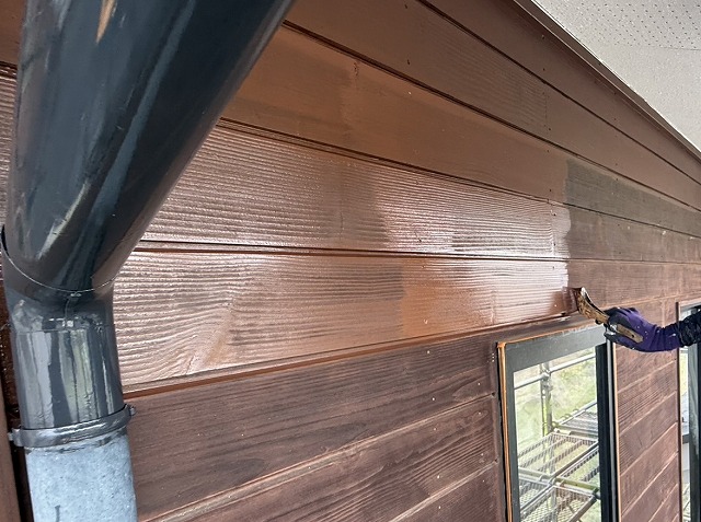 木製外壁の塗装（上塗り作業）