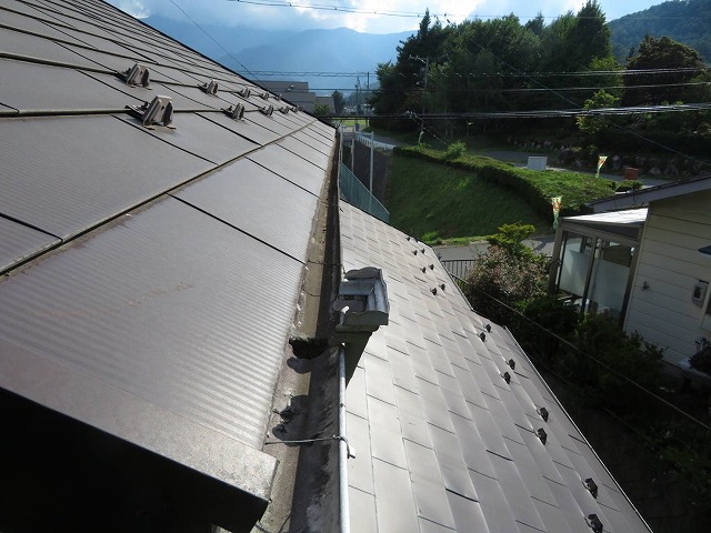 軒先の雨樋破損と汚れ