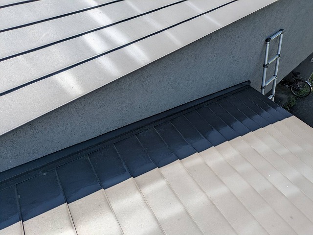 屋根面の一部に見られた色あせと汚れ