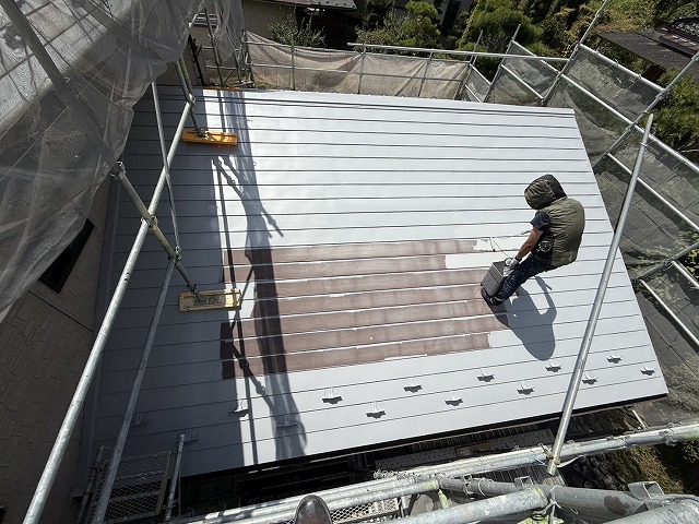 屋根の下塗り作業