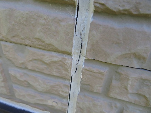 外壁コーキングのひび割れ