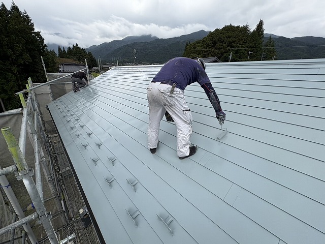 宮田村T邸大屋根上塗り