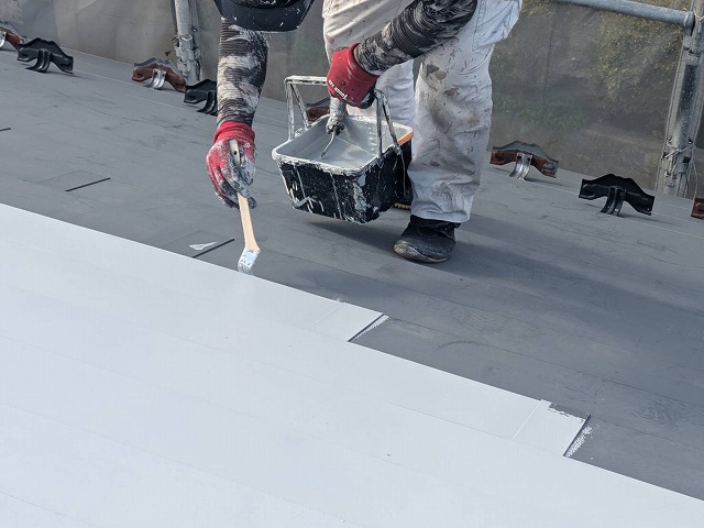 屋根下塗りの施工