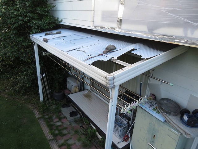 下屋の波板の破損
