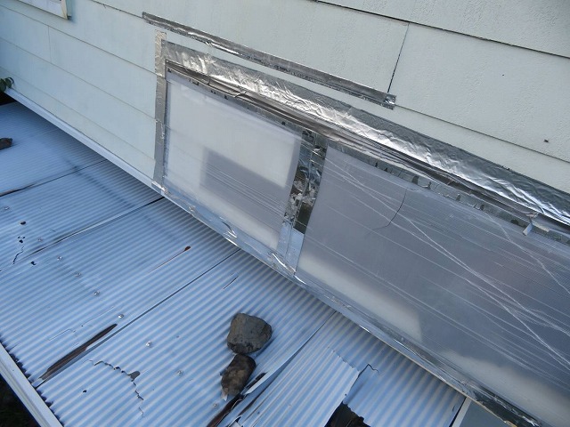 窓周りの補修跡