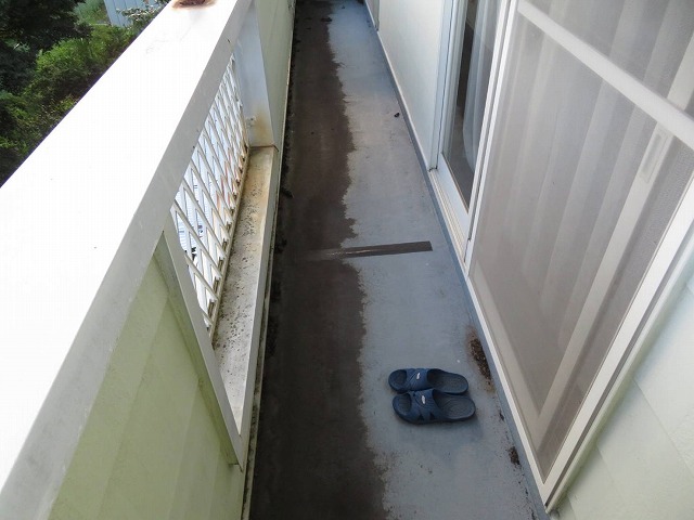 ベランダ床の汚れと老朽化