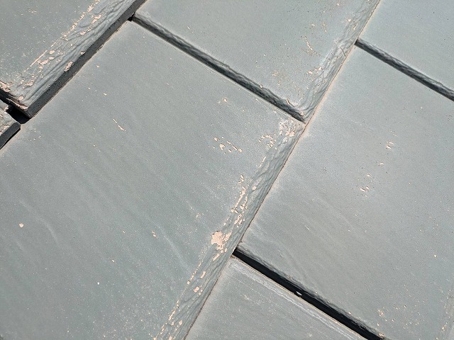 スレート表面の塗膜剥がれ